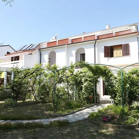 Tomasic With Terrace Apartment *