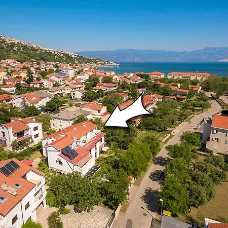 Apartment Tomasic With Terrace