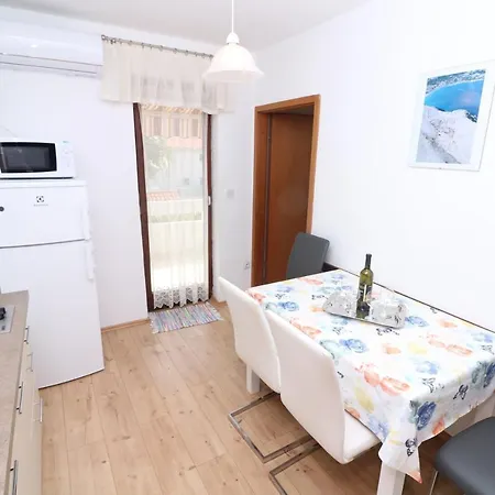 Tomasic With Terrace Apartment