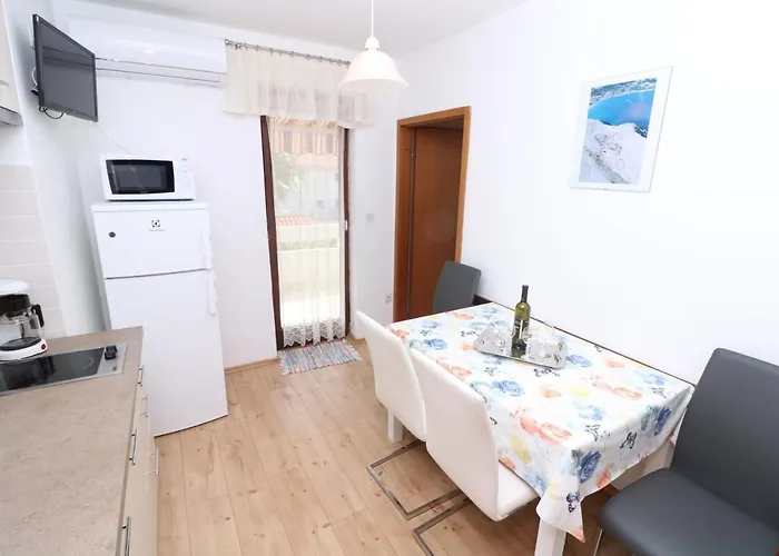 Tomasic With Terrace Apartment